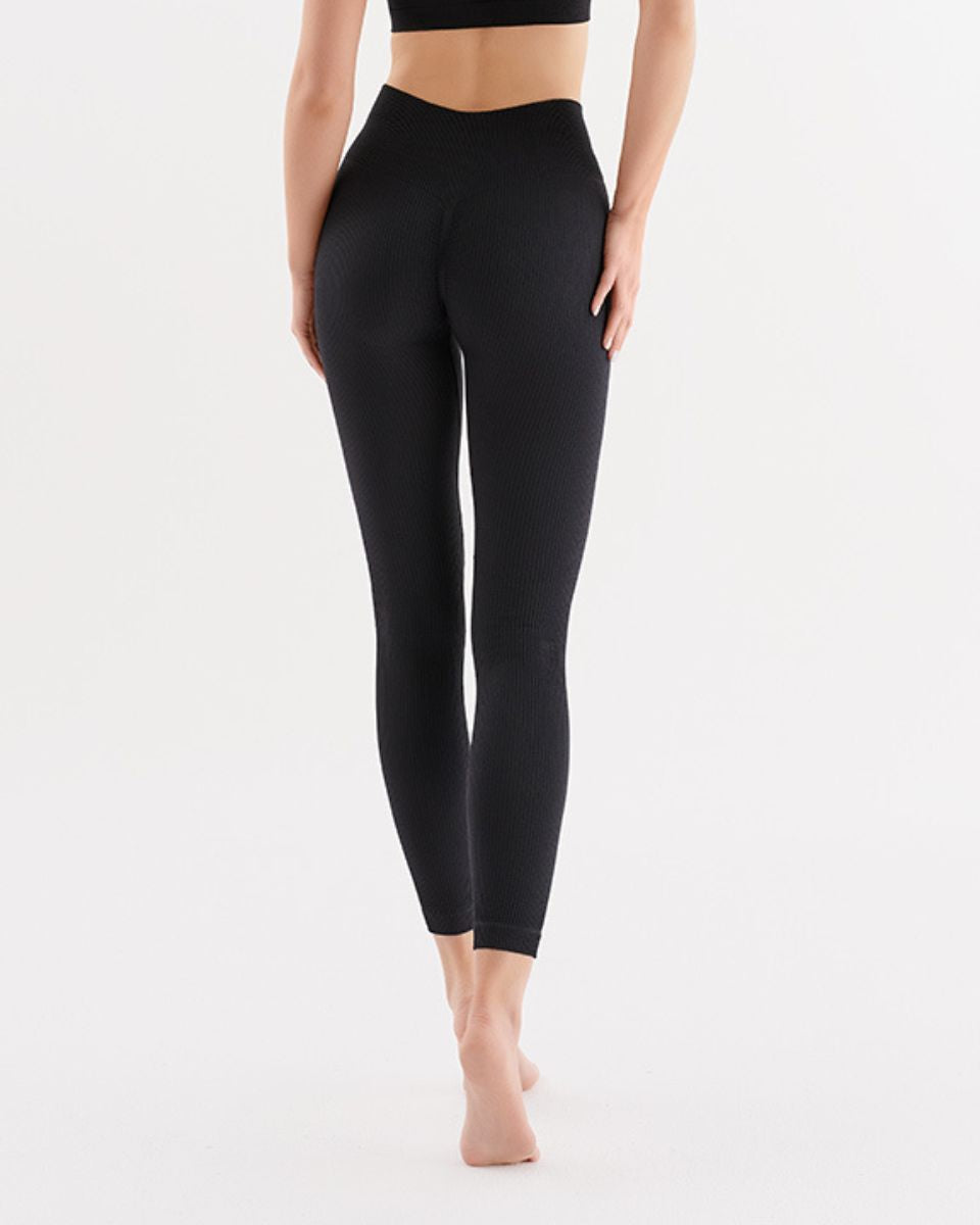 black-seamless-top-rib-halter