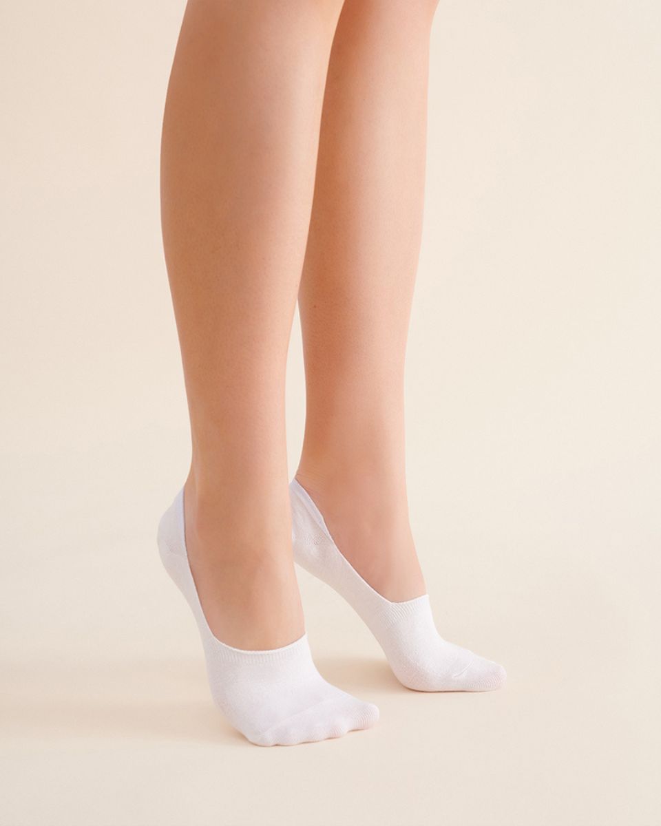 white-bamboo-ankle-socks